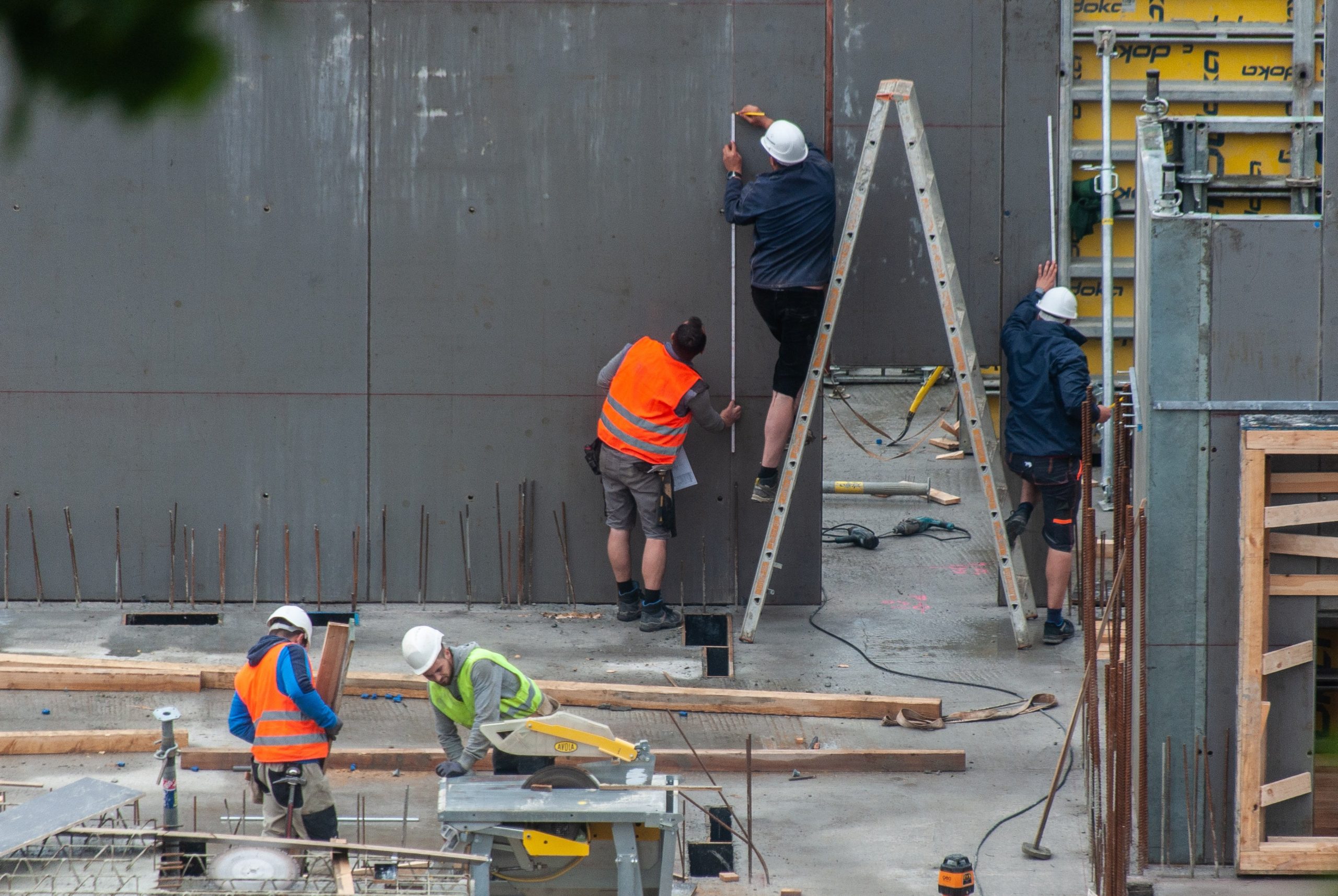 Four construction workers Carrying out installations on a roof. Portraying the services of the top 7 sustainable construction companies in Africa